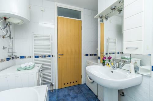 Modern 2bdr Apartment In The Center- Free Parking