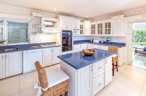 Molyneux Villa Sleeps 6 With Pool And Air Con