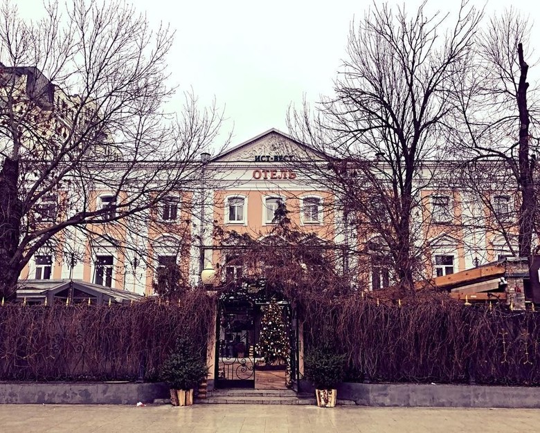 Hotel East West
