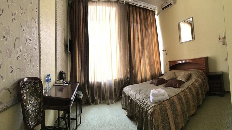 Hotel East West