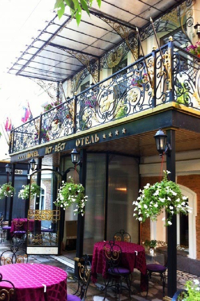 Hotel East West