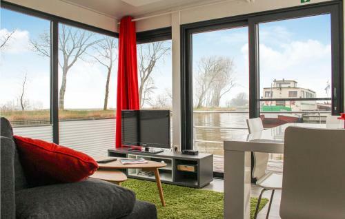 Houseboat Escapade