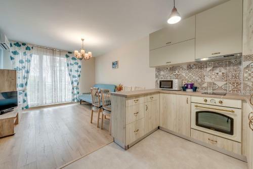 Bright And Newly Refurbished Apartment Near Center