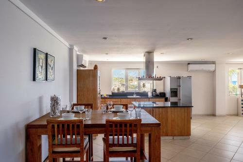 Oceanfront Deluxe Apartment Blue Marlin At Den Laman