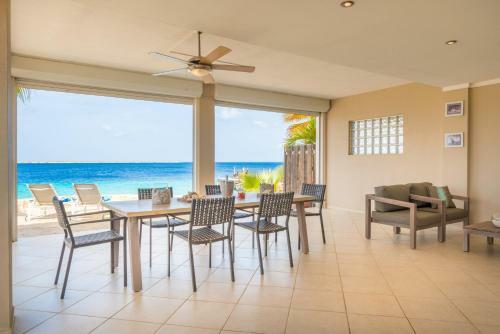 Oceanfront Deluxe Apartment Blue Marlin At Den Laman