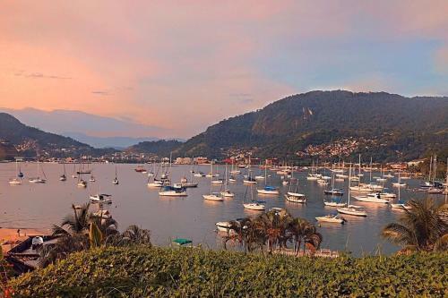 Casa Com Vista Para O Mar Em Condom�nio Em Angra