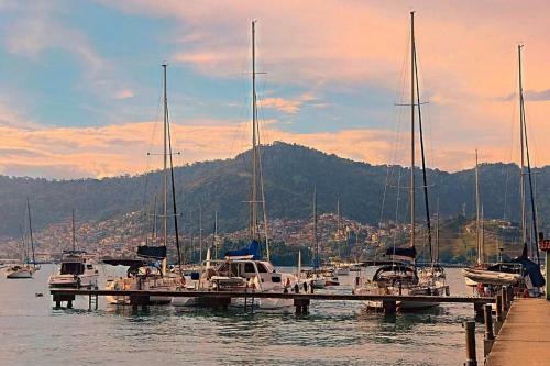 Casa Com Vista Para O Mar Em Condom�nio Em Angra