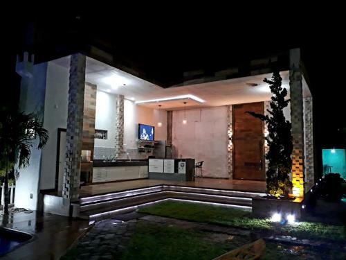 Casa Com 6 Quartos A Beira Mar Em Condom�nio Em Angra Dos Reis.
