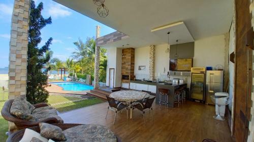 Casa Com 6 Quartos A Beira Mar Em Condom�nio Em Angra Dos Reis.