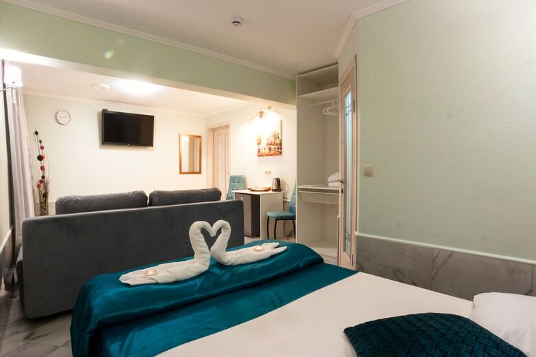 4 Rooms Hotel
