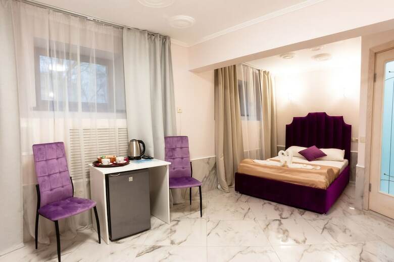 4 Rooms Hotel