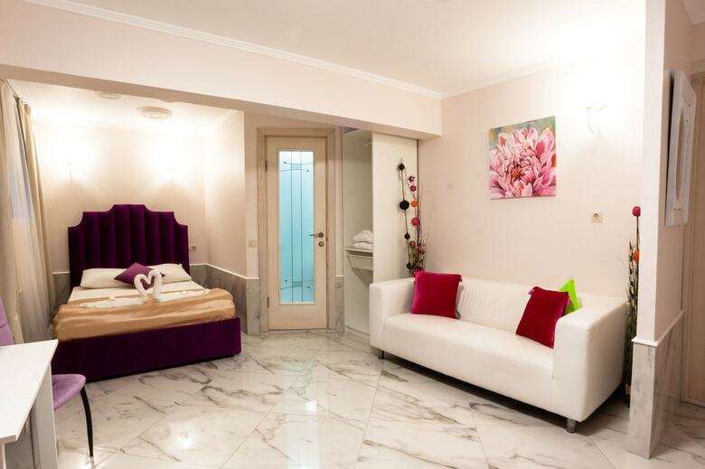 4 Rooms Hotel