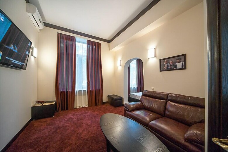 4 Rooms Hotel