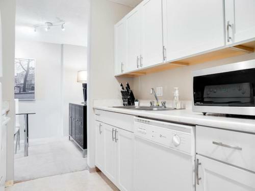 Stylish And Cozy Eau Claire 2br With Gym Coffee