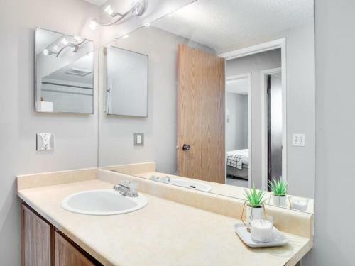 Stylish And Cozy Eau Claire 2br With Gym Coffee