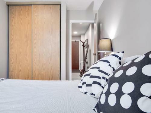 Stylish And Cozy Eau Claire 2br With Gym Coffee
