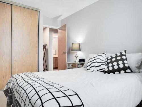 Stylish And Cozy Eau Claire 2br With Gym Coffee