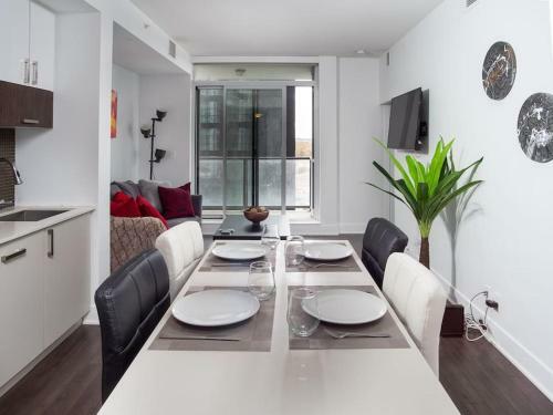 Luxury 2br Suite With Riverfront Views Pool Table Rooftop Patio Bbq Coffee