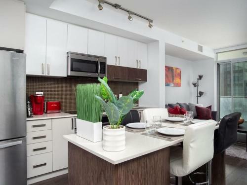 Luxury 2br Suite With Riverfront Views Pool Table Rooftop Patio Bbq Coffee