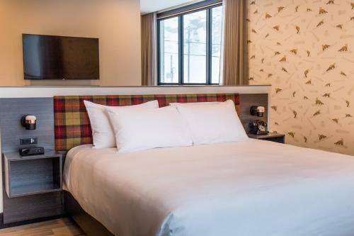 Hew & Draw Hotel