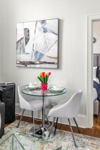 Upscale 1br - Boutique Apartment - Prime Location Downtown!