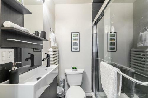 Upscale Studio - Boutique Apartment - Prime Downtown Location!