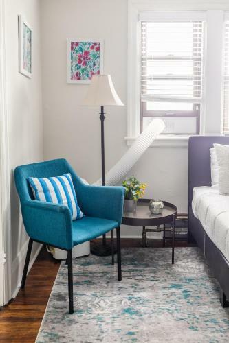 Upscale Studio - Boutique Apartment - Prime Downtown Location!