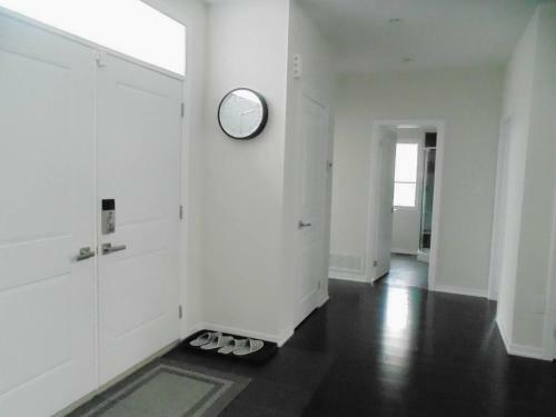 Luxury White House In Oakville Free Ev Charging