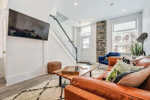 200 Year Old Heritage Home, Original Exposed Stone!