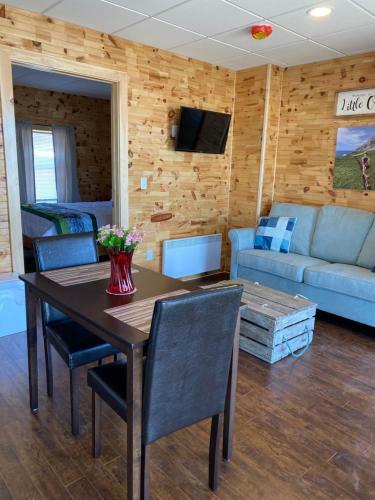 Motel Raleigh Rooms & Taylor's Crafts