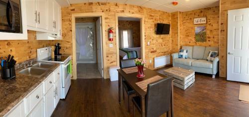 Motel Raleigh Rooms & Taylor's Crafts