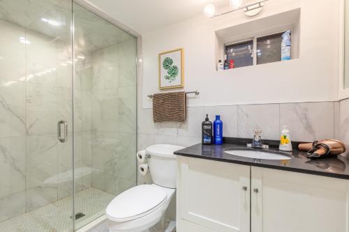 Newly Renovated - Modern 2br Apartment - Trinity Bellwoods!