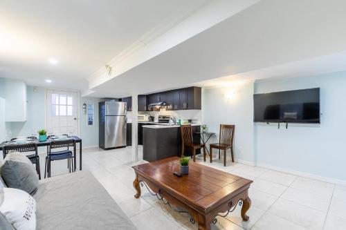 Newly Renovated - Modern 2br Apartment - Trinity Bellwoods!