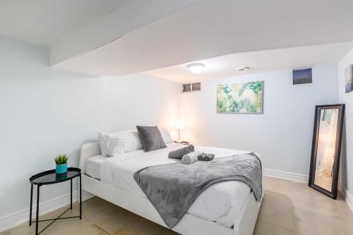 Newly Renovated - Modern 2br Apartment - Trinity Bellwoods!