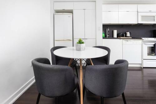 Modern Stylish 4 Bed Suite Cn Tower