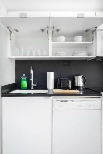Modern Stylish 4 Bed Suite Cn Tower