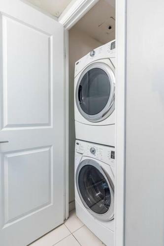Designer Luxury 3bed Condo King Bed And Desk