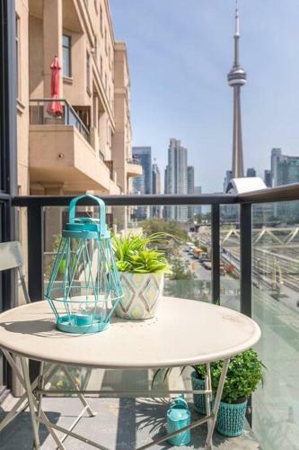 Designer Luxury 3bed Condo King Bed And Desk
