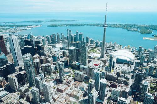 Pristine 2b 21st Flr Condo With Parking Near Cn Tower!