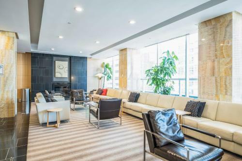 Pristine 2b 21st Flr Condo With Parking Near Cn Tower!