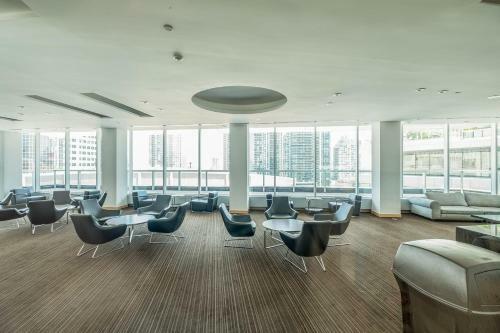 Pristine 2b 21st Flr Condo With Parking Near Cn Tower!