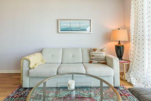 Charming Dt High Rise With King Bed And Free Parking