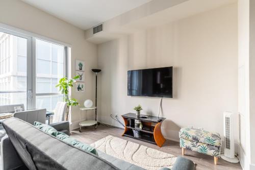 Stunning Cn Tower Views - 1br Upscale Loft - Prime Location!