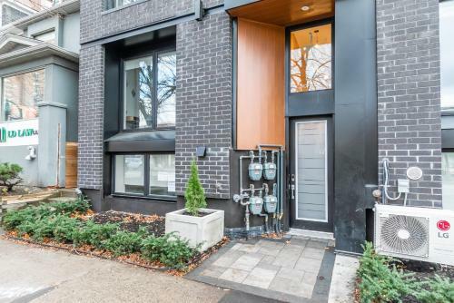 New - Upscale 3br Apartment - Near High Park!