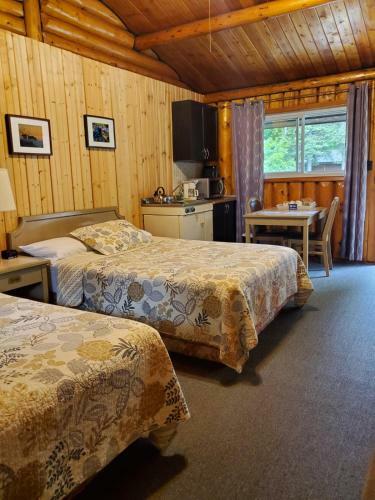 Lodge High Falls Motel & Cabins