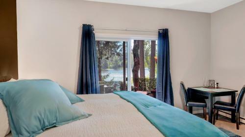 Willow Suite - Lakeside Retreat