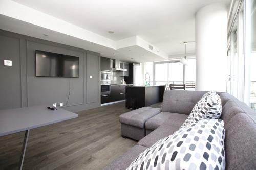 Luxe Downtown Condo With Stunning Views !!