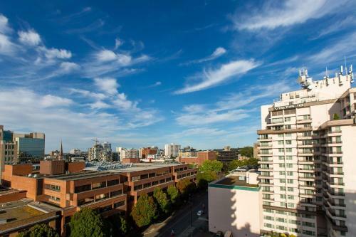 Luxe Downtown Condo With Stunning Views !!