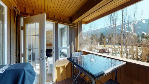 Beautiful Marketplace Condo With Mountain Views