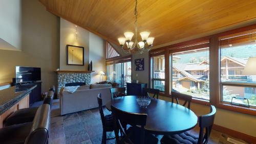 Spacious Chalet With Private Hot Tub By Harmony Whistler